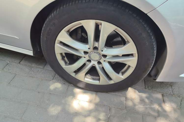 Used Mercedes-Benz E-Class 2011 E 260 L CGI Fashion Model Right Front Wheel Hub