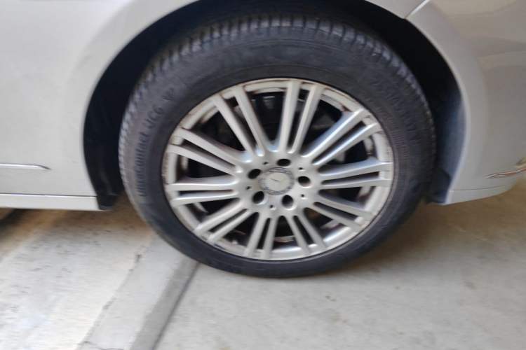 Used Mercedes-Benz E-Class 2011 E 300 L Elegant Model Right Front Wheel Hub