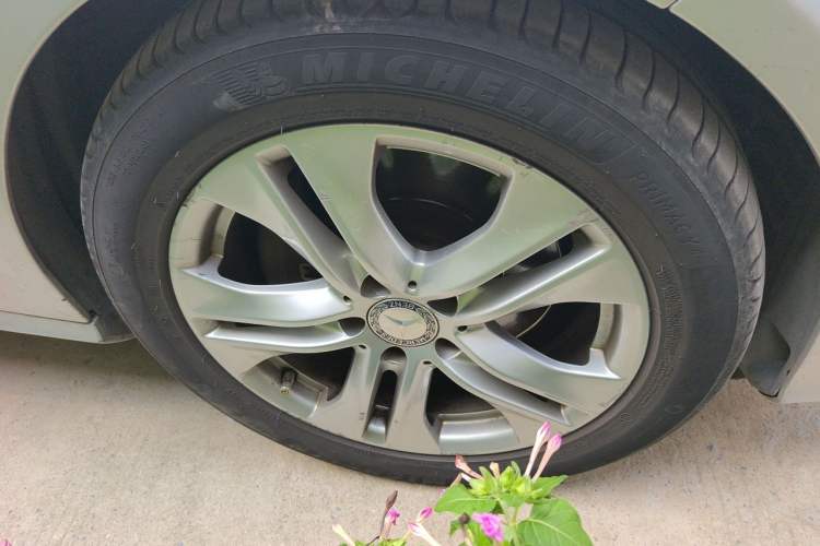 Used Mercedes-Benz E-Class 2011 E 260 L CGI Fashion Model Right Front Wheel Hub