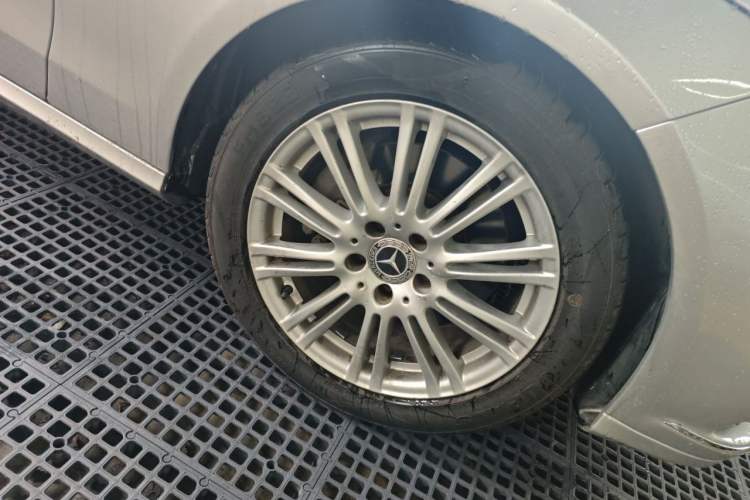 Used Mercedes-Benz E-Class 2011 E 200 L CGI Elegant Model Right Front Wheel Hub