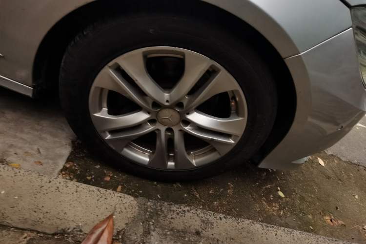 Used Mercedes-Benz E-Class 2011 E 300 L Fashion Prestige Model Right Front Wheel Hub