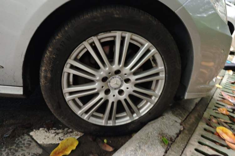 Used Mercedes-Benz E-Class 2011 E 200 L CGI Elegant Model Right Front Wheel Hub
