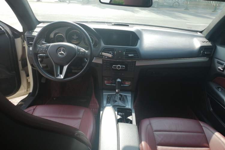 Used Mercedes-Benz E-Class 2011 E 260 CGI Coupe Center Console