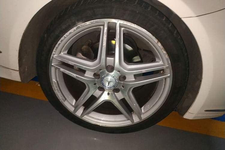 Used Mercedes-Benz E-Class 2011 E 260 CGI Convertible Edition Right Front Wheel Hub
