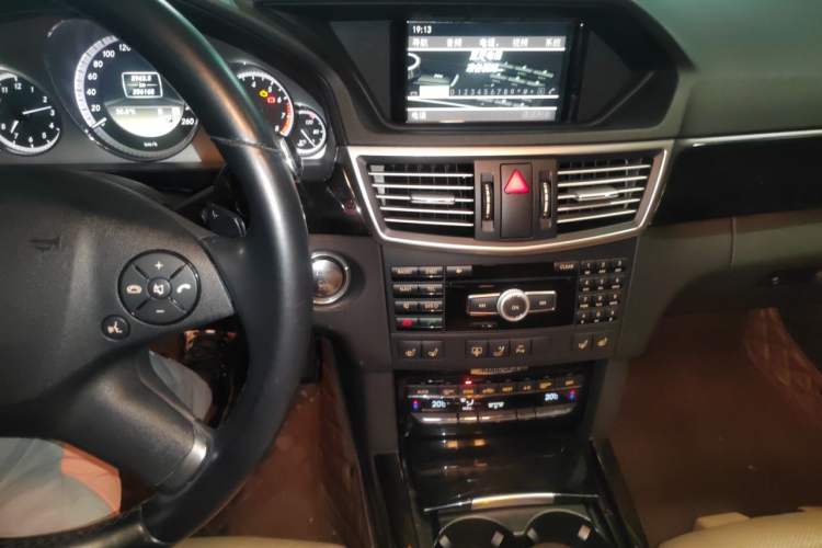 Used Mercedes-Benz E-Class 2012 E 300 L Fashion Model Audio And AC Panel
