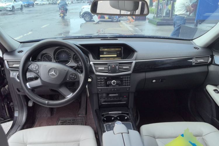 Used Mercedes-Benz E-Class 2012 E 260 L CGI Fashion Model Center Console