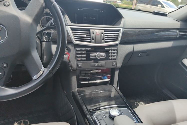 Used Mercedes-Benz E-Class 2012 E 260 L CGI Fashion Model Center Console