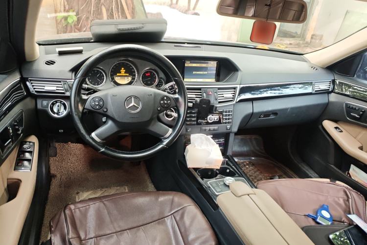 Used Mercedes-Benz E-Class 2012 E 260 L CGI Fashion Model Center Console
