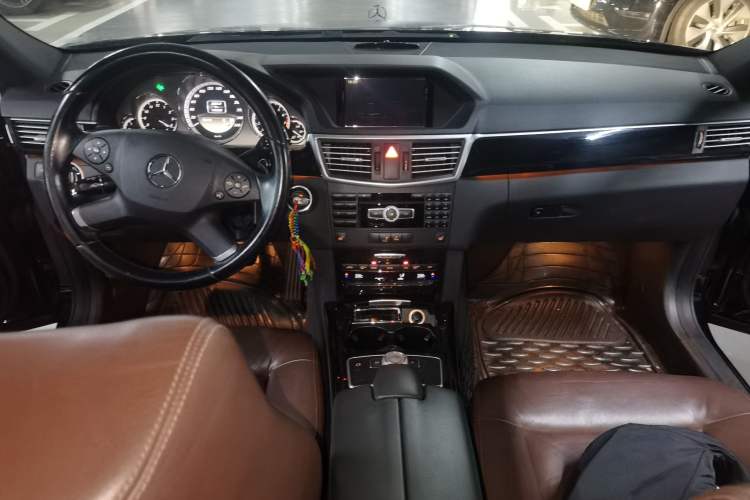 Used Mercedes-Benz E-Class 2012 E 260 L CGI Fashion Model Center Console