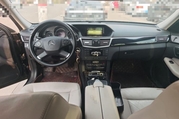 Used Mercedes-Benz E-Class 2012 E 260 L CGI Fashion Model Center Console