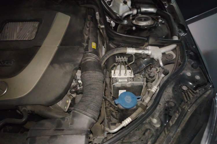 Used Mercedes-Benz E-Class 2012 E 300 L Elegant Model Engine Bay Left