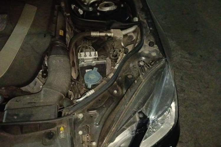 Used Mercedes-Benz E-Class 2012 E 300 L Fashion Model Engine Bay Left
