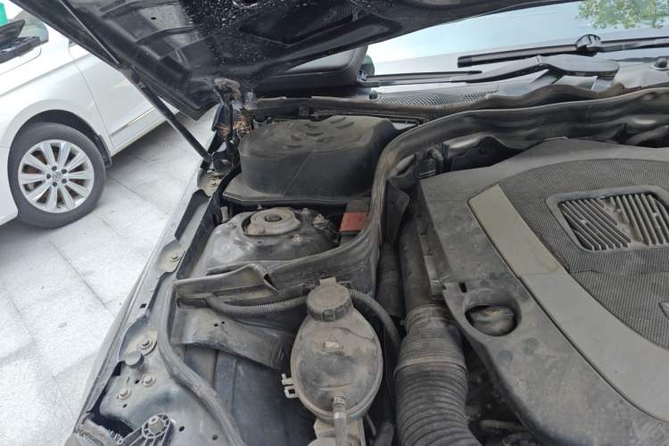 Used Mercedes-Benz E-Class 2012 E 300 L Fashion Model Engine Bay Right
