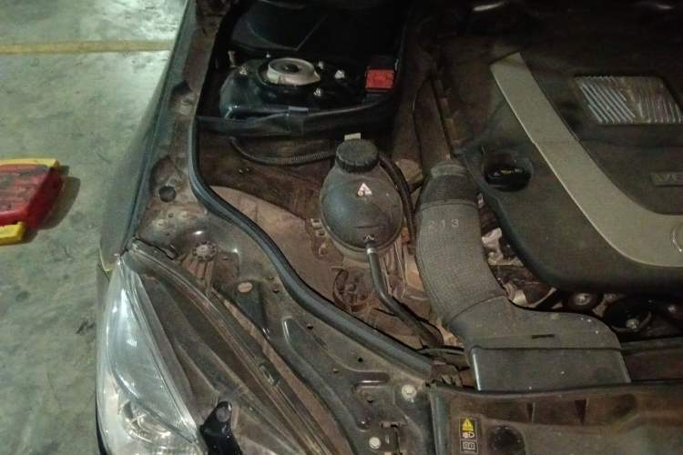 Used Mercedes-Benz E-Class 2012 E 300 L Fashion Model Engine Bay Right