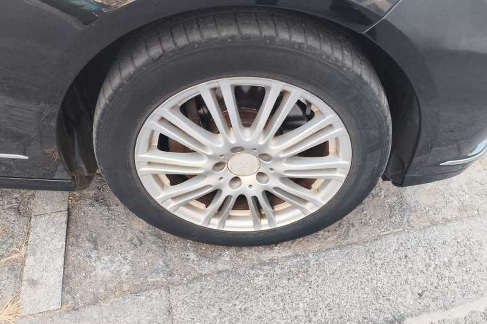 Used Mercedes-Benz E-Class 2012 E 200 L CGI Elegant Model Right Front Wheel Hub
