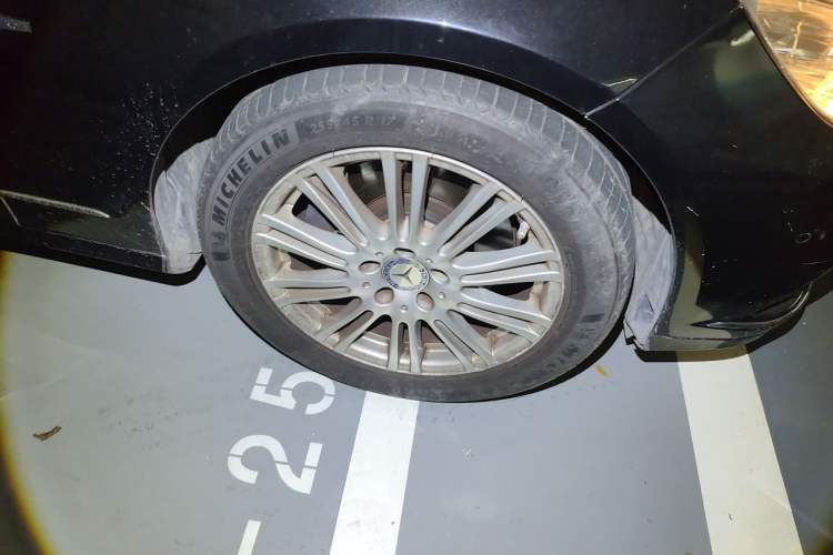 Used Mercedes-Benz E-Class 2012 E 200 L CGI Elegant Model Right Front Wheel Hub