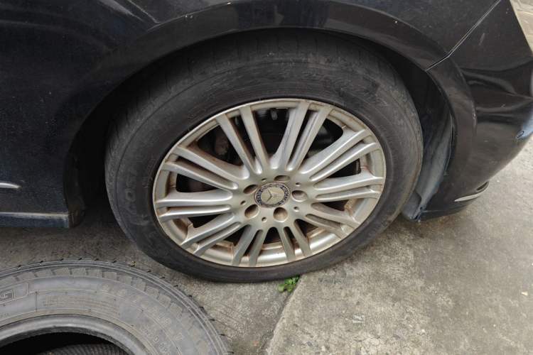 Used Mercedes-Benz E-Class 2012 E 300 L Elegant Model Right Front Wheel Hub