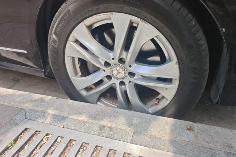 Used Mercedes-Benz E-Class 2012 E 300 L Fashion Model Right Front Wheel Hub