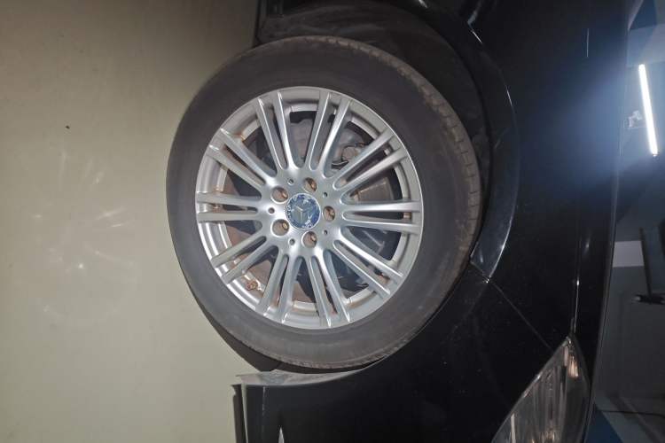 Used Mercedes-Benz E-Class 2012 E 300 L Elegant Model Right Front Wheel Hub