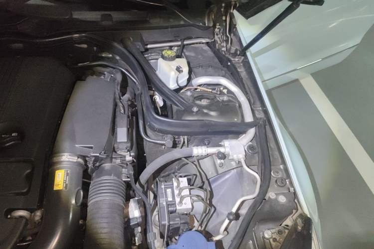Used Mercedes-Benz E-Class 2012 E 260 CGI Coupe Engine Bay Left