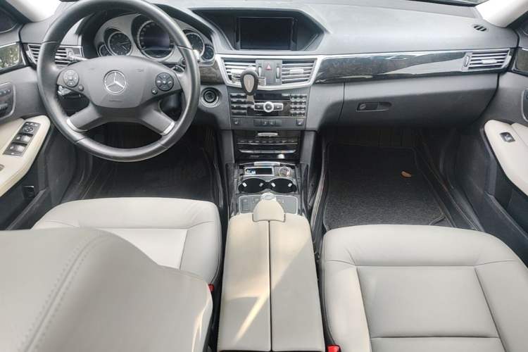 Used Mercedes-Benz E-Class 2012 E 260 L CGI Fashion Model Center Console