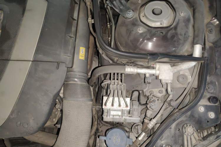 Used Mercedes-Benz E-Class 2012 E 300 L Elegant Model Engine Bay Left