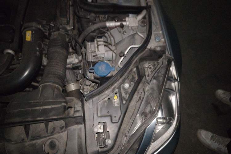 Used Mercedes-Benz E-Class 2012 E 200 CGI Coupe Engine Bay Left