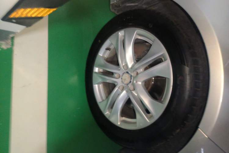 Used Mercedes-Benz E-Class 2012 E 300 L Fashion Model Right Front Wheel Hub