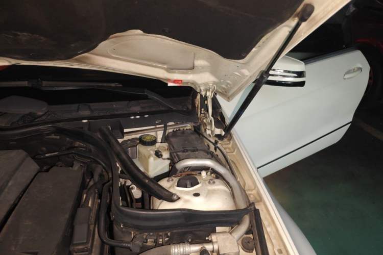 Used Mercedes-Benz E-Class 2012 E 260 CGI Coupe Engine Bay Left