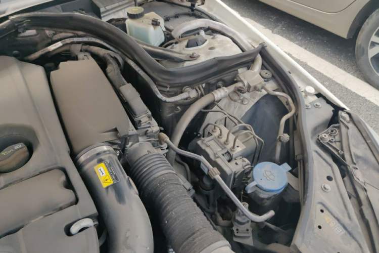 Used Mercedes-Benz E-Class 2012 E 200 CGI Coupe Engine Bay Left