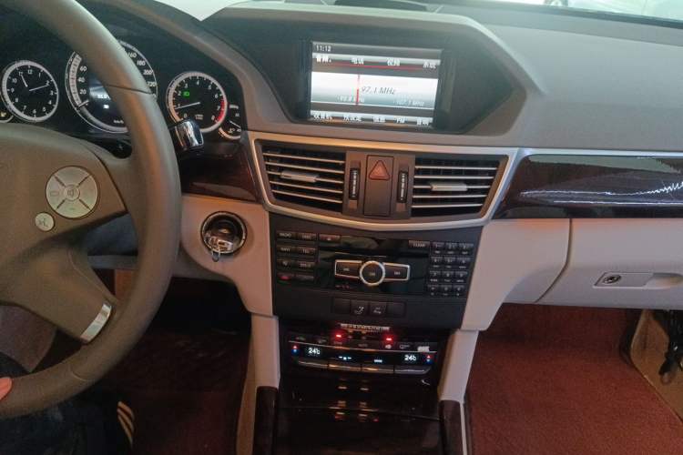 Used Mercedes-Benz E-Class 2013 E 260 L CGI Elegant Model Audio And AC Panel