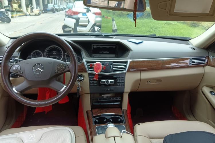 Used Mercedes-Benz E-Class 2013 E 260 L CGI Elegant Model Center Console