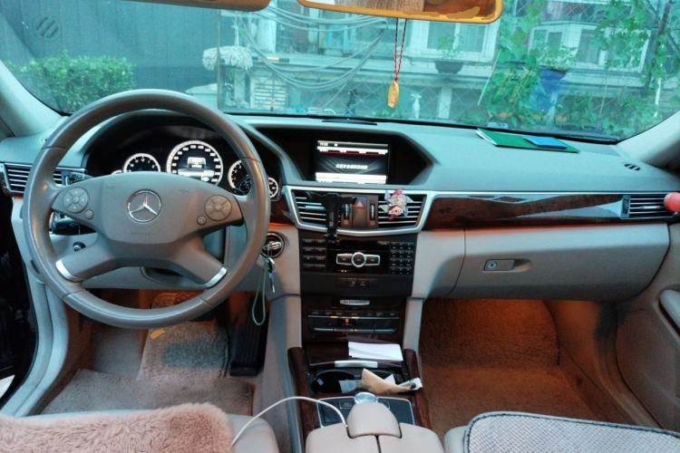 Used Mercedes-Benz E-Class 2013 E 260 L CGI Elegant Model Center Console