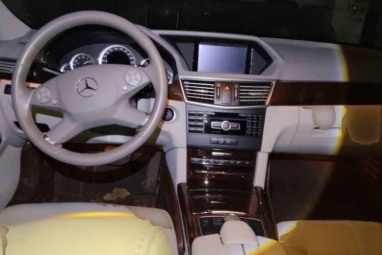 Used Mercedes-Benz E-Class 2013 E 260 L CGI Elegant Model Center Console