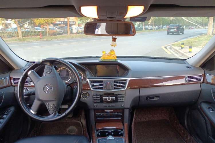 Used Mercedes-Benz E-Class 2013 E 300 L Elegant Model Center Console