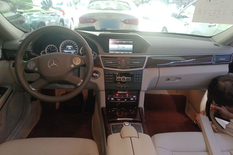 Used Mercedes-Benz E-Class 2013 E 260 L CGI Elegant Model Center Console