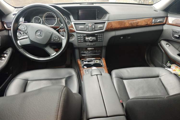 Used Mercedes-Benz E-Class 2013 E 260 L CGI Elegant Model Center Console