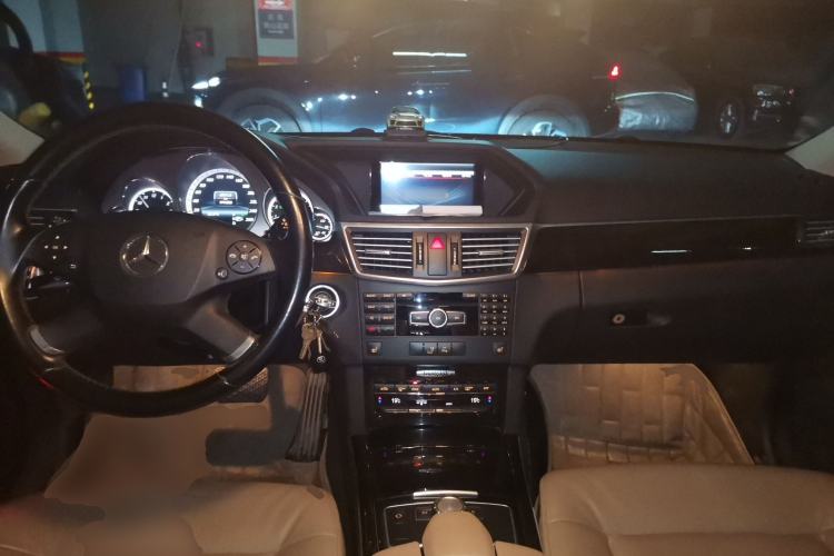 Used Mercedes-Benz E-Class 2013 E 260 L CGI Stylish Model Center Console