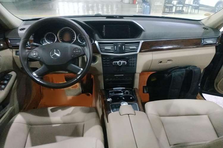 Used Mercedes-Benz E-Class 2013 E 260 L CGI Elegant Model Center Console