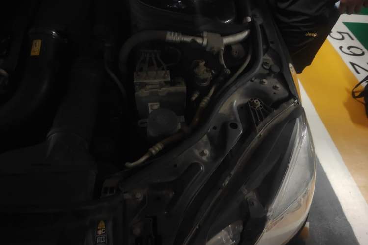 Used Mercedes-Benz E-Class 2013 E 260 L CGI Stylish Model Engine Bay Left