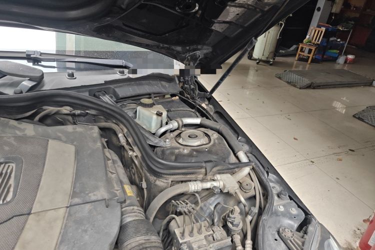 Used Mercedes-Benz E-Class 2013 E 300 L Elegant Model Engine Bay Left
