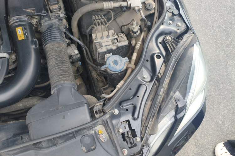 Used Mercedes-Benz E-Class 2013 E 260 L CGI Stylish Model Engine Bay Left
