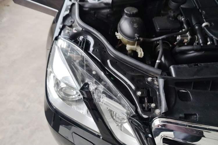 Used Mercedes-Benz E-Class 2013 E 260 L CGI Stylish Model Engine Bay Right