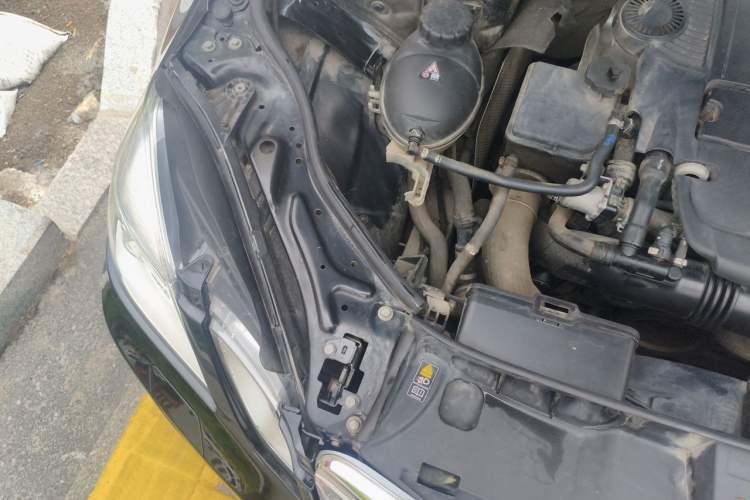 Used Mercedes-Benz E-Class 2013 E 260 L CGI Stylish Model Engine Bay Right