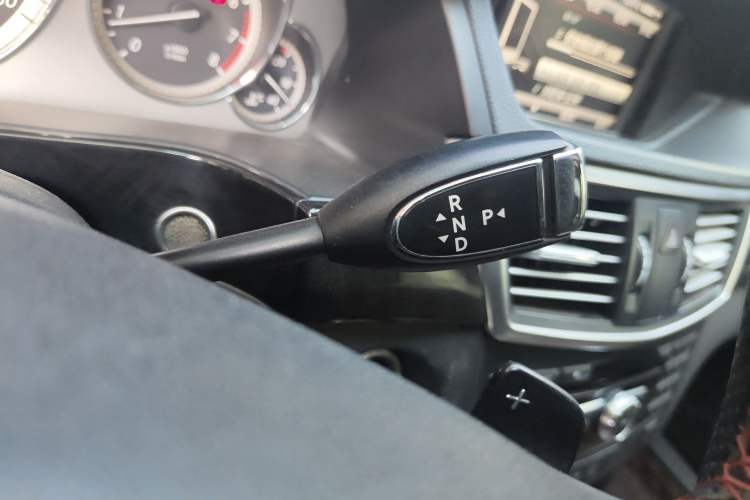 Used Mercedes-Benz E-Class 2013 E 260 L CGI Stylish Model Gear Lever