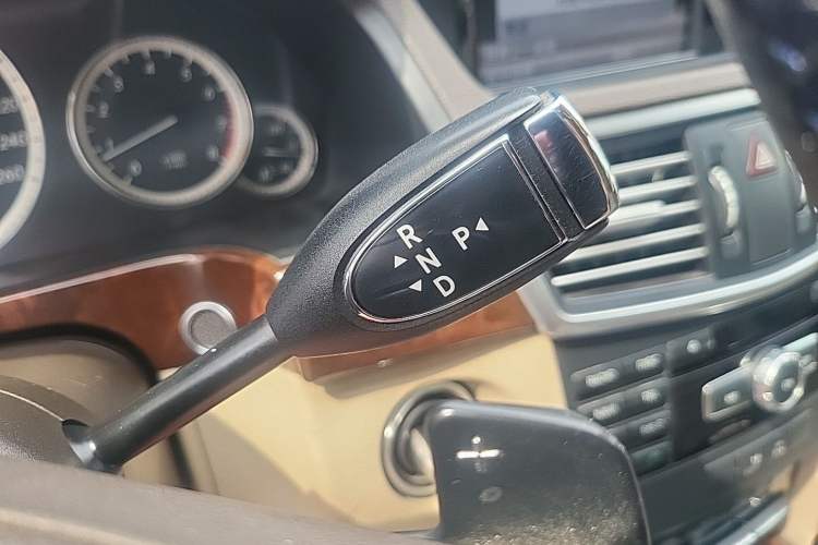 Used Mercedes-Benz E-Class 2013 E 260 L CGI Stylish Model Gear Lever