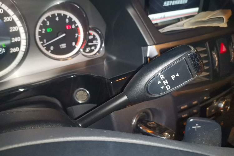 Used Mercedes-Benz E-Class 2013 E 260 L CGI Stylish Model Gear Lever