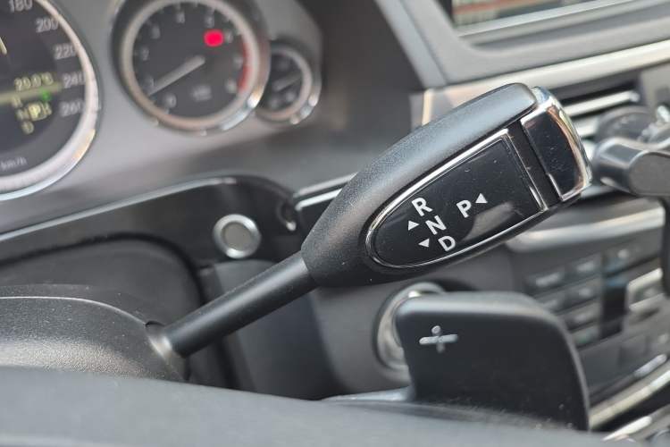 Used Mercedes-Benz E-Class 2013 E 260 L CGI Stylish Model Gear Lever