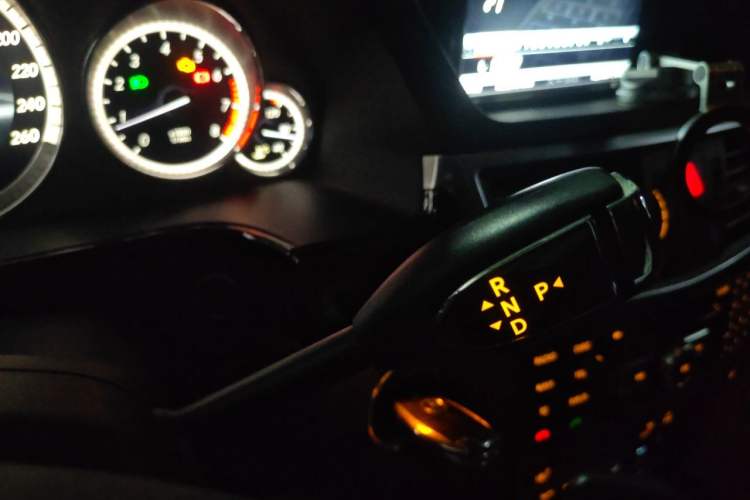 Used Mercedes-Benz E-Class 2013 E 260 L CGI Stylish Model Gear Lever