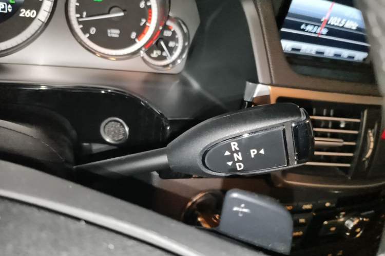 Used Mercedes-Benz E-Class 2013 E 260 L CGI Stylish Model Gear Lever
